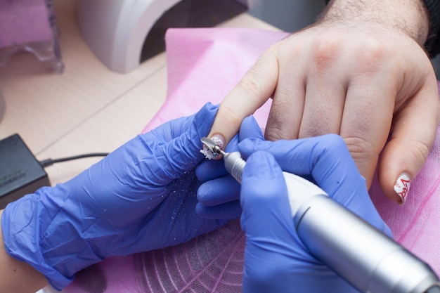 Man manicure in de salon