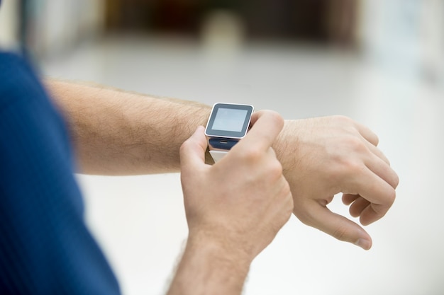 Man manipuleren zijn slimme horloge