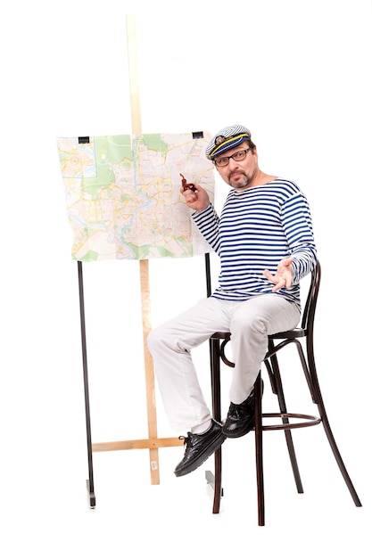 Man matroos in pet met rookpijp met globe en kaart op witte achtergrond