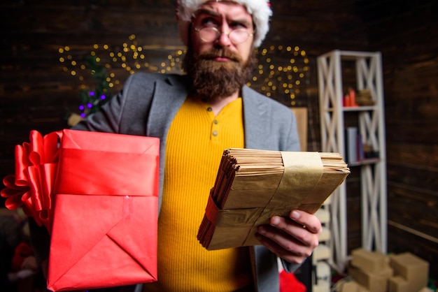 Photo man mature bearded with eyeglasses received post for santa gifts delivery service post for santa claus man bearded hipster wear santa hat hold bunch of letters and gift box letter for santa claus