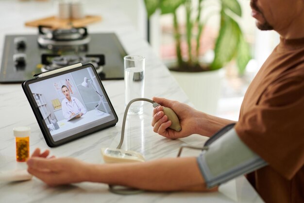 Photo man measuring blood pressure