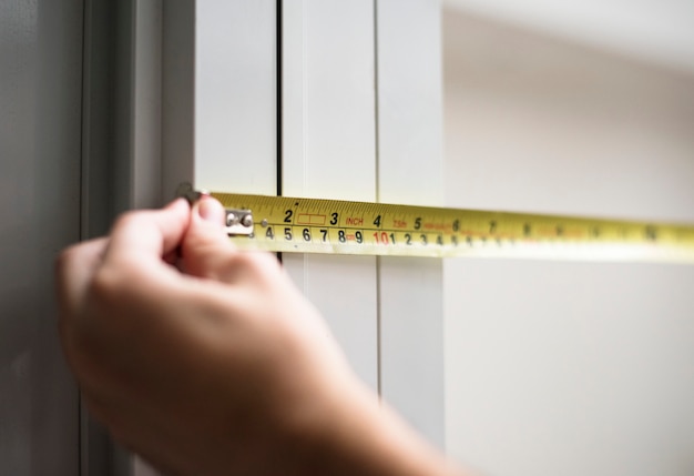 Man measuring with yellow meassure tape