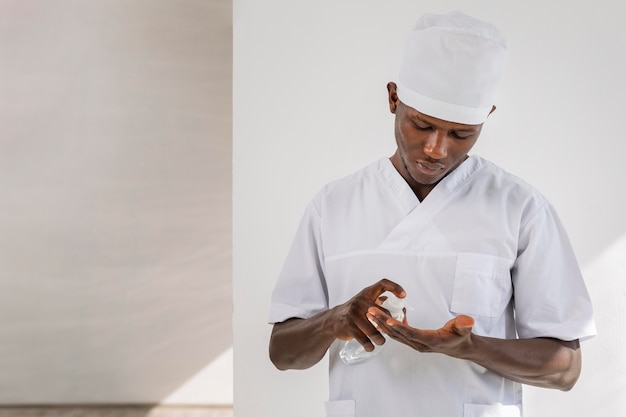 Man medico utilizzando disinfettante per le mani