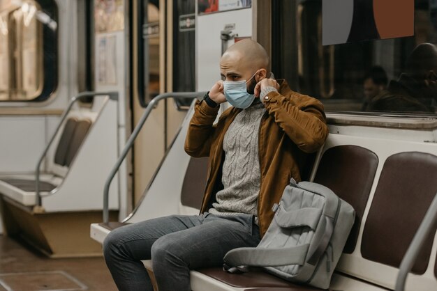 地下鉄の駅で医療用フェイスマスクをしている男性