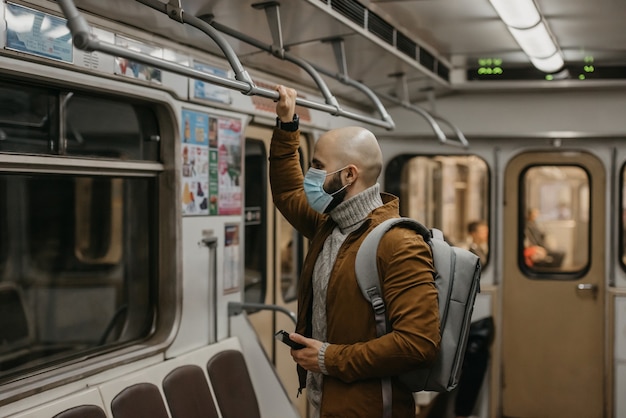 地下鉄の駅で医療用フェイスマスクをしている男性