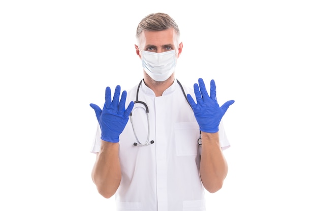 Man medisch werker arts in beademingsmasker en rubberen handschoenen met phonendoscope geïsoleerd op wit bieden medische zorg aan patiënten tijdens coronavirus pandemie, covid19.