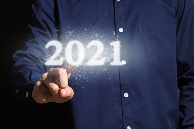 Man met 2021 teken