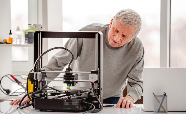 Man met 3D-printer