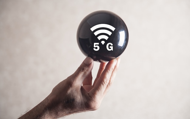 Foto man met 5g-netwerk draadloze systemen op kristallen bol.