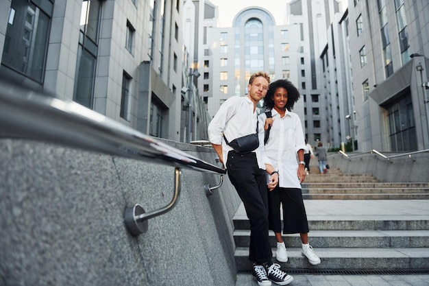 Man met Afro-Amerikaanse vrouw samen in de stad buitenshuis