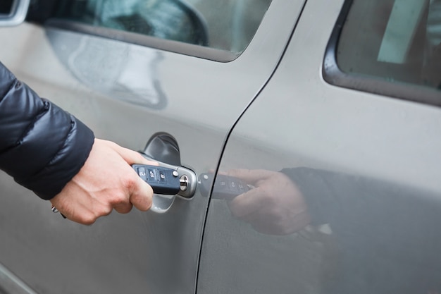 Foto man met autosleutel autodeur openen