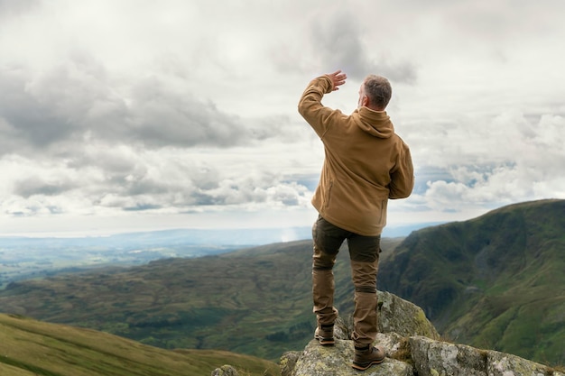 Man met baard bereikt de bestemming bij zonsondergang op herfstdag Travel Lifestyle concept