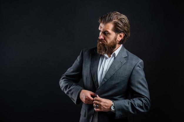 Man met baard draagt grijs pak bedrijfsstijl officieel evenementconcept