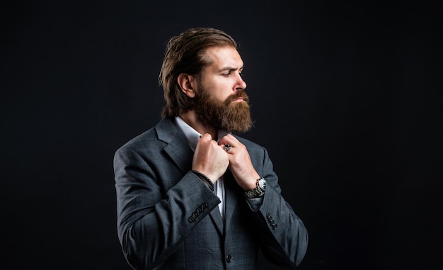 Man met baard draagt grijs pak huisstijl nette kerel concept