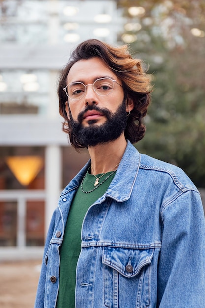 Man met baard en bril camera kijken