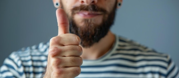 Man met baard en bril maakt duimen omhoog