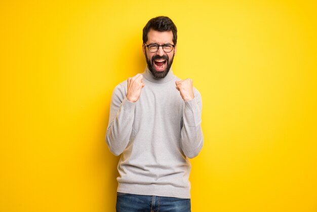 Man met baard en coltrui gefrustreerd door een slechte situatie