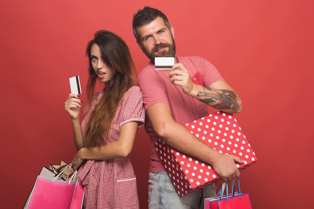 Man met baard en mooie dame doen boodschappen