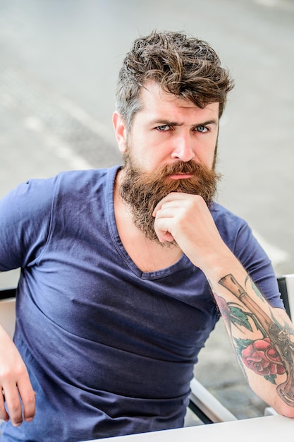 Man met baard en snor attent verontrust. Moeilijke beslissing nemen. Bebaarde man geconcentreerd gezicht. Hipster met baard doordachte uitdrukking. Doordachte stemming concept. Belangrijke levenskeuzes maken.