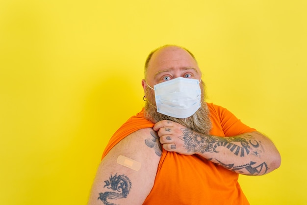 Man met baard en tatoeages deed het vaccin tegen covid