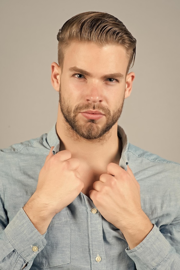 Foto man met baard gezicht stijlvol kapsel haarkleed shirt kraag