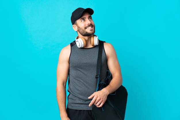 Man met baard in sport outfit