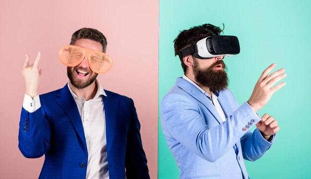 Man met baard in VR-bril en louvered plastic accessoire Guy interactie in virtual reality Hipster verkennen van virtual reality Business implementeren moderne technologie Echt leuk en virtueel alternatief