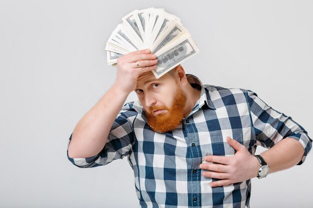 Man met baard met veel honderddollarbiljetten