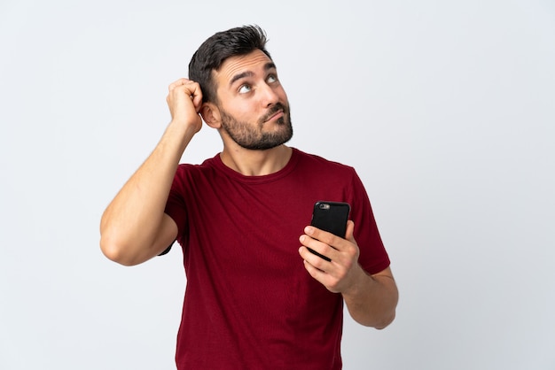 Man met baard op geïsoleerde achtergrond