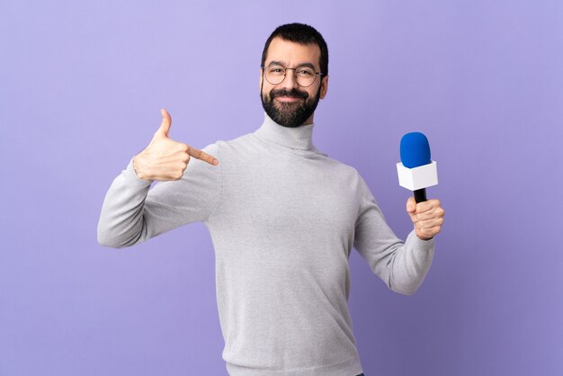 Man met baard over geïsoleerde achtergrond