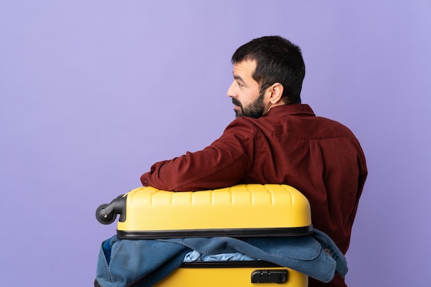 Man met baard over geïsoleerde achtergrond