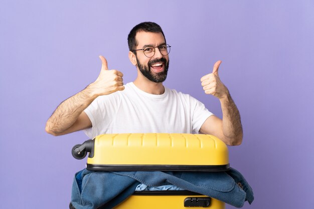 Man met baard over geïsoleerde achtergrond