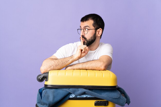 Man met baard over geïsoleerde achtergrond