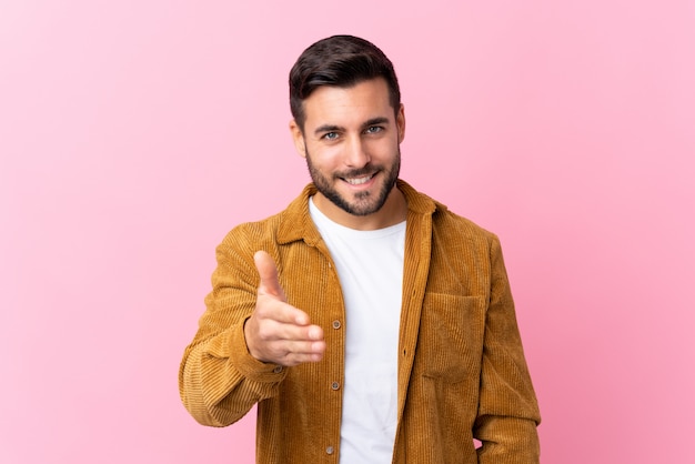 Man met baard over muur