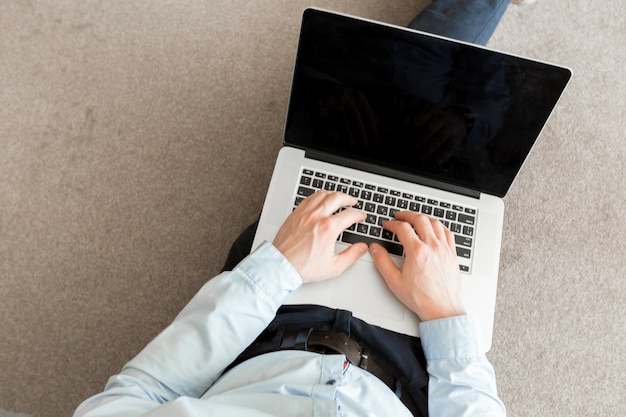 Man met behulp van computer