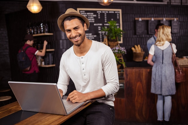 Man met behulp van een laptop