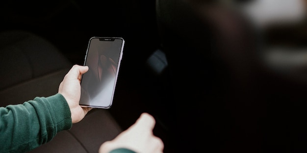 Man met behulp van een mobiele telefoon mockup