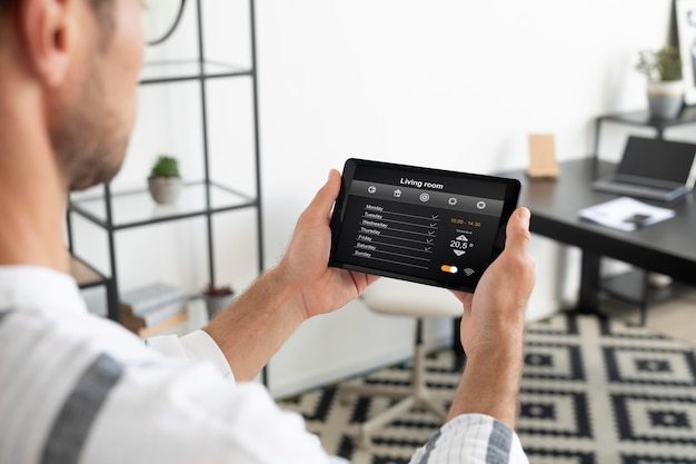 Man met behulp van een smart home-tablet