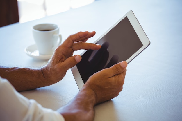 Man met behulp van een tablet