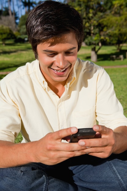 Man met behulp van een telefoon terwijl hij zit