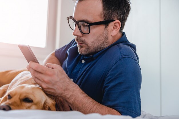 Man met behulp van slimme telefoon