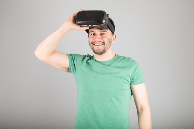 man met behulp van virtual reality-bril