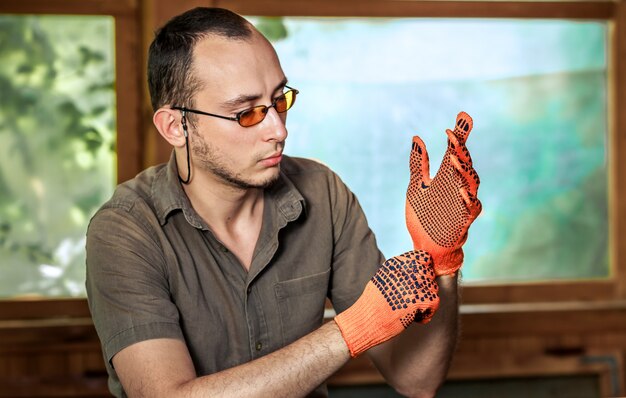 Man met beschermende handschoenen