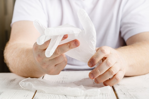 Man met beschermende handschoenen