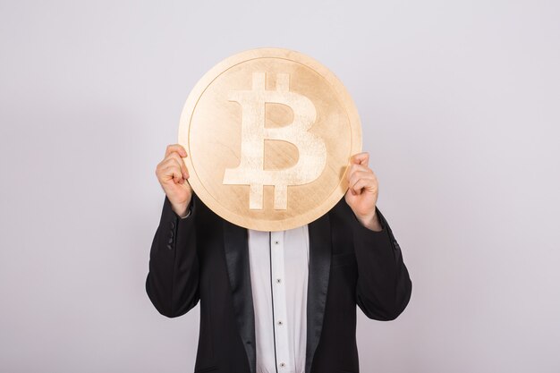 Man met bitcoin op witte achtergrond