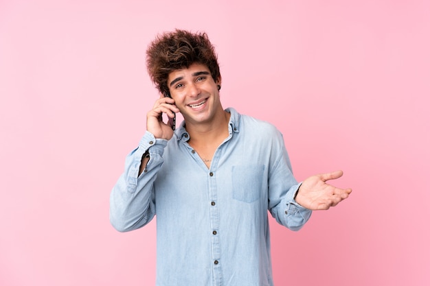 Man met blauw shirt poseren