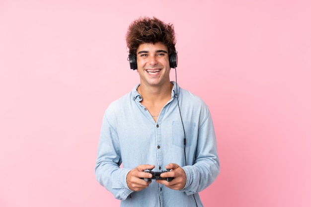 Man met blauw shirt poseren