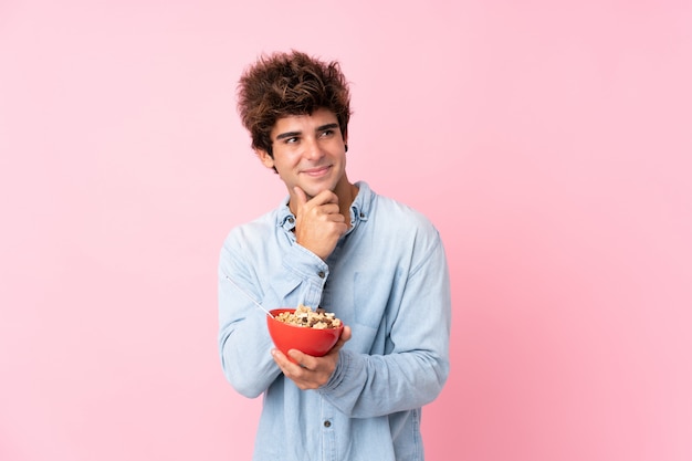 Man met blauw shirt poseren