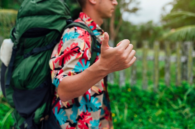 Man met bloem shirt liften