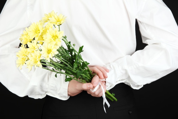 Man met bloemen close-up